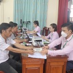 Giải ngân các hộ vay vốn chương trình HSSV tại Điểm giao dịch xã Sơn Trường, huyện Hương Sơn