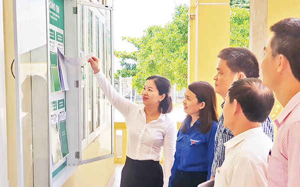 Đại diện NHCSXH tỉnh Quảng Trị kiểm tra, giám sát hoạt động tín dụng chính sách cho thanh niên năm 2023 tại huyện Vĩnh Linh