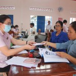NHCSXH giải ngân vốn vay chương trình HSSV cho các hộ gia đình tại xã Hòa Thắng, huyện Phú Hòa