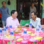Tổng Giám đốc NHCSXH Dương Quyết Thắng đến tận nhà thăm hỏi hộ vay vốn làm ăn hiệu quả ở xã Trung Thành, huyện Vũng Liêm