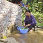 Bà con bản Nhật Vẹn, xã Phúc Lộc, huyện Ba Bể vay vốn chính sách làm đường nước sạch về sinh hoạt, nâng cao chất lượng cuộc sống