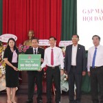 Công đoàn NHCSXH ủng hộ huyện Krông Búk xóa nhà tạm cho người nghèo