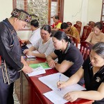 Phổ biến về tín dụng ưu đãi cho người dân tại Tổ tiết kiệm và vay vốn Lũng Noong, xã Nam Cường, huyện Chợ Đồn
