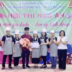 Ban tổ chức trao giải Nhất cho đội thi đến từ Công đoàn bộ phận NHCSXH huyện Lộc Hà