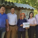 Công đoàn bộ phận NHCSXH huyện Bảo Lạc tặng quà cho các hộ nghèo, hộ cận nghèo, hộ gia đình chính sách trên địa bàn