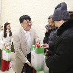 Tổng Giám đốc Dương Quyết Thắng và Lãnh đạo UBND tỉnh Cao Bằng trao quà Tết cho hộ nghèo và gia đình chính sách tại xã Trường Hà - Sóc Hà, huyện Hà Quảng (Cao Bằng)