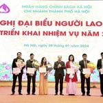 Giám đốc chi nhánh NHCSXH TP Hà Nội Phạm Văn Quyết khen thưởng các tập thể giành giải Nhất chuyên đề thi đua năm 2023