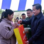 Phó Thủ tướng Lê Minh Khái tặng quà hộ nghèo xã Si Pa Phìn, huyện Nậm Pồ