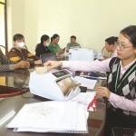Người dân nhận vốn vay ưu đãi tại Điểm giao dịch xã Nghĩa Hùng, huyện Nghĩa Hưng