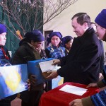 Phó Thống đốc Thường trực NHNN Đào Minh Tú trao quà cho hộ nghèo xã Y Tý