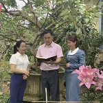 Cán bộ NHCSXH huyện Triệu Sơn kiểm tra tình hình sử dụng vốn tín dụng chính sách tại gia đình chị Lê Thị Tâm, ở thôn 4, xã Vân Sơn