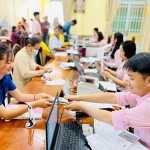 Khách hàng trên địa bàn TP Hồ Chí Minh nhận vốn vay ưu đãi tại Điểm giao dịch