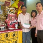 Đại diện Công đoàn cơ sở NHCSXH tỉnh Quảng Ngãi thăm hỏi gia đình nạn nhân