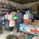 Chủ tịch Hội LHPN thị trấn Lang Chánh Nguyễn Thị Loan kiểm tra tình hình sử dụng vốn tín dụng chính sách tại gia đình hội viên