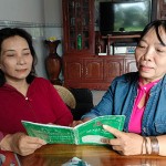 Chị Nguyễn Thị Yến (bên phải) tư vấn, hướng dẫn thủ tục vay vốn chính sách cho một hộ dân ở địa phương
