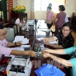 Bà Đồng Thị Lệ Thủ nhận số tiền giải ngân từ cán bộ NHCSXH quận Bình Thủy