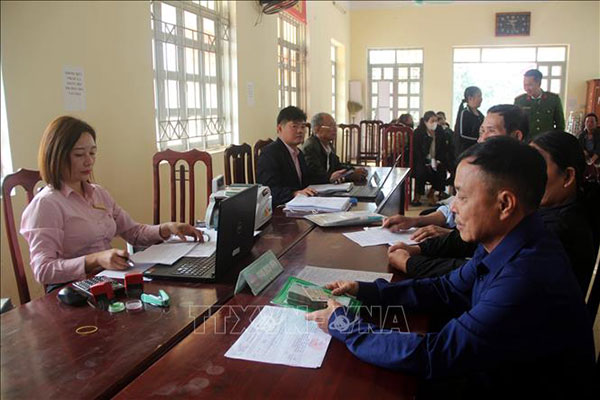 Ông Nguyễn Văn Thành (ngoài cùng, bên trái) nhận 100 triệu đồng từ nguồn vốn tín dụng chính sách theo Quyết định số 22