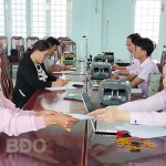 Nhiều hộ dân đến Điểm giao dịch xã Vĩnh Hiệp, huyện Vĩnh Thạnh để vay vốn đầu tư phát triển kinh tế