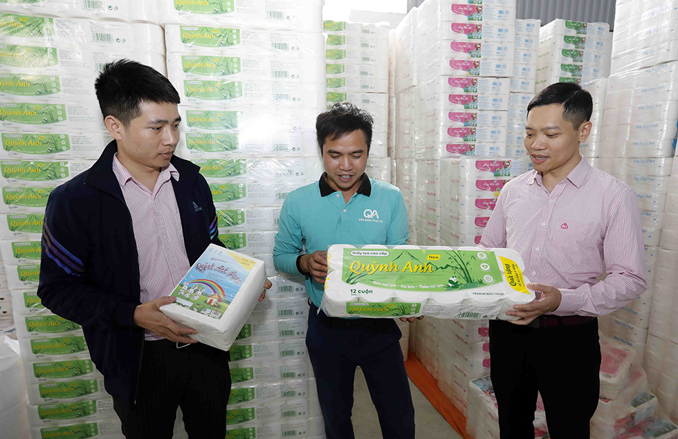 Từ nguồn vốn vay giải quyết việc làm, gia đình anh Nguyễn Bá Khương (giữa) ở xã Thanh Lạc, huyện Nho Quan có điều kiện mở xưởng sản xuất giấy ăn, giấy vệ sinh