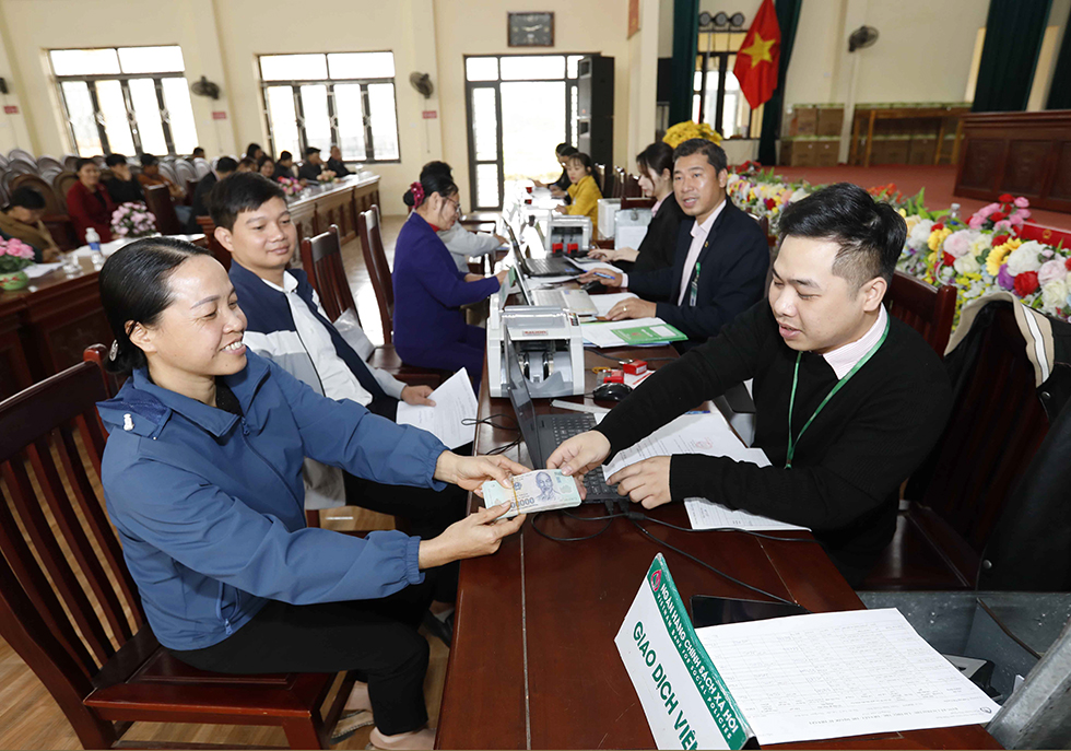 NHCSXH huyện Nho Quan giải ngân cho vay hộ nghèo tại Điểm giao dịch xã Lạc Vân
