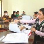 Cán bộ NHCSXH huyện Nghĩa Hưng giải ngân nguồn vốn vay ưu đãi cho người dân tại Điểm giao dịch tại xã Nghĩa Hùng