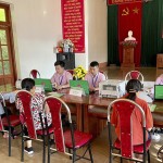 NHCSXH huyện Tân Sơn giao dịch với người dân xã Tan Phú tại Điểm giao dịch xã