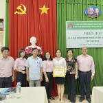 Chị Phan Nhị Linh (thứ ba từ phải sang) nhận Giấy khen của Ban đại diện HĐQT NHCSXH thị xã Hòa Thành vì những đóng góp tích cực trong hoạt động tín dụng chính sách