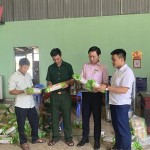 Cán bộ NHCSXH huyện Nông Cống kiểm tra tình hình sử dụng vốn vay chính sách tại xã Thăng Long