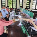 Người dân huyện Phú Lộc nhận nguồn vốn giải ngân cho vay HSSV tại Điểm giao dịch xã