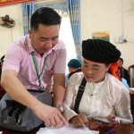 Giám đốc NHCSXH huyện Mèo Vạc Phùng Minh Thóc ân cần hướng dẫn cho đồng bào vay vốn
Ảnh: Đức Kiên
