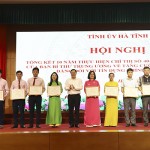 Tổng Giám đốc NHCSXH Dương Quyết Thắng chúc các tập thể, cá nhân được khen thưởng