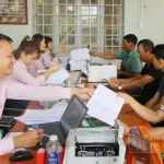 NHCSXH huyện Đắk R’lấp giao dịch với người dân tại Điểm giao dịch xã Đắk Ru