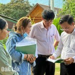 Giám đốc chi nhánh NHCSXH tỉnh Đào Thái Hòa (bìa phải) kiểm tra việc sử dụng vốn vay tín dụng chính sách tại địa phương