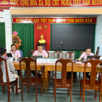 Người dân thị xã Hương Trà giao dịch với NHCSXH trực tiếp tại các Điểm giao dịch xã