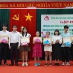 Các con của đoàn viên công đoàn NHCSXH tỉnh Quảng Ngãi đạt thành tích trong học tập nhận phần thưởng