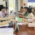 Cán bộ NHCSXH huyện Thanh Liêm thực hiện thủ tục giải ngân cho khách hàng tại Điểm giao dịch xã Liêm Túc
