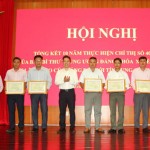 Phó Tổng Giám đốc NHCSXH Hoàng Minh Tế trao Giấy khen của Tổng Giám đốc NHCSXH cho các tập thể, cá nhân xuất sắc
