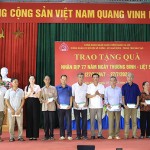 Tại xã Nội Hoàng, huyện Yên Dũng (Bắc Giang), Phó Tổng Giám đốc NHCSXH Nguyễn Thị Hằng và Lãnh đạo xã Nội Hoàng đã tặng quà cho các thân nhân gia đình chính sách, thương bệnh binh và người có công với Cách mạng