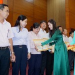 Phó Tổng Giám đốc NHCSXH Nguyễn Thị Hằng trao Giấy khen của Tổng Giám đốc NHCSXH cho các tập thể, cá nhân