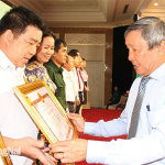 Phó Bí thư Thường trực Tỉnh ủy Hồ Thanh Sơn tặng Bằng khen của UBND tỉnh cho các cá nhân và tập thể có thành tích xuất sắc trong thực hiện tín dụng chính sách vào tháng 9/2022
Ảnh: Tư liệu
