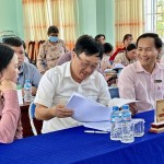 Tổng Giám đốc NHCSXH Dương Quyết Thắng kiểm tra hoạt động cho vay từ nguồn vốn địa phương tại xã Sơn Long, huyện Sơn Hòa (Phú Yên)