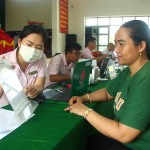 Cán bộ NHCSXH huyện Đồng Xuân thông tin về các chương trình tín dụng chính sách đến hộ vay ở xã Xuân Lãnh