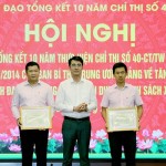 Phó Tổng Giám đốc NHCSXH Nguyễn Đức Hải trao tặng Giấy khen cho các tập thể và cá nhân