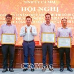 Phó Tổng Giám đốc NHCSXH Huỳnh Văn Thuận trao tặng Giấy khen cho các tập thể, cá nhân có thành tích đóng góp trong 10 năm thực hiện Chỉ thị số 40-CT/TW