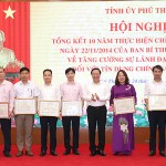 Tổng Giám đốc Dương Quyết Thắng trao tặng Giấy khen của NHCSXH cho các tập thể, cá nhân