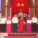 Phó Tổng Giám đốc NHCSXH Nguyễn Thị Hằng trao Giấy khen của NHCSXH cho các tập thể, cá nhân có thành tích xuất sắc trong 10 năm thực hiện Chỉ thị số 40-CT/TW