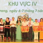 Ban tổ chức hội thi trao giải Nhất toàn đoàn cho đội thi NHCSXH tỉnh Khánh Hòa