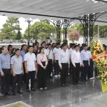 Đoàn NHCSXH dâng hoa, dâng hương tưởng nhớ công lao to lớn của các Anh hùng liệt sĩ đang yên nghỉ tại Nghĩa trang liệt sĩ Quốc gia Trường Sơn