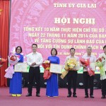 Phó Tổng Giám đốc NHCSXH Hoàng Minh Tế trao Giấy khen cho các cá nhân, tập thể xuất sắc