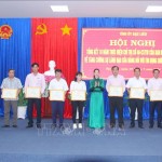 Phó Tổng Giám đốc NHCSXH Nguyễn Thị Hằng trao Giấy khen cho các cá nhân có thành xuất sắc trong triển khai thực hiện Chỉ thị số 40-CT/TW